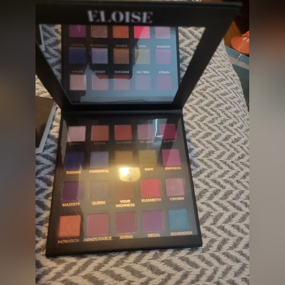 The Queen Eyeshadow Palette - Picture 8 of 11